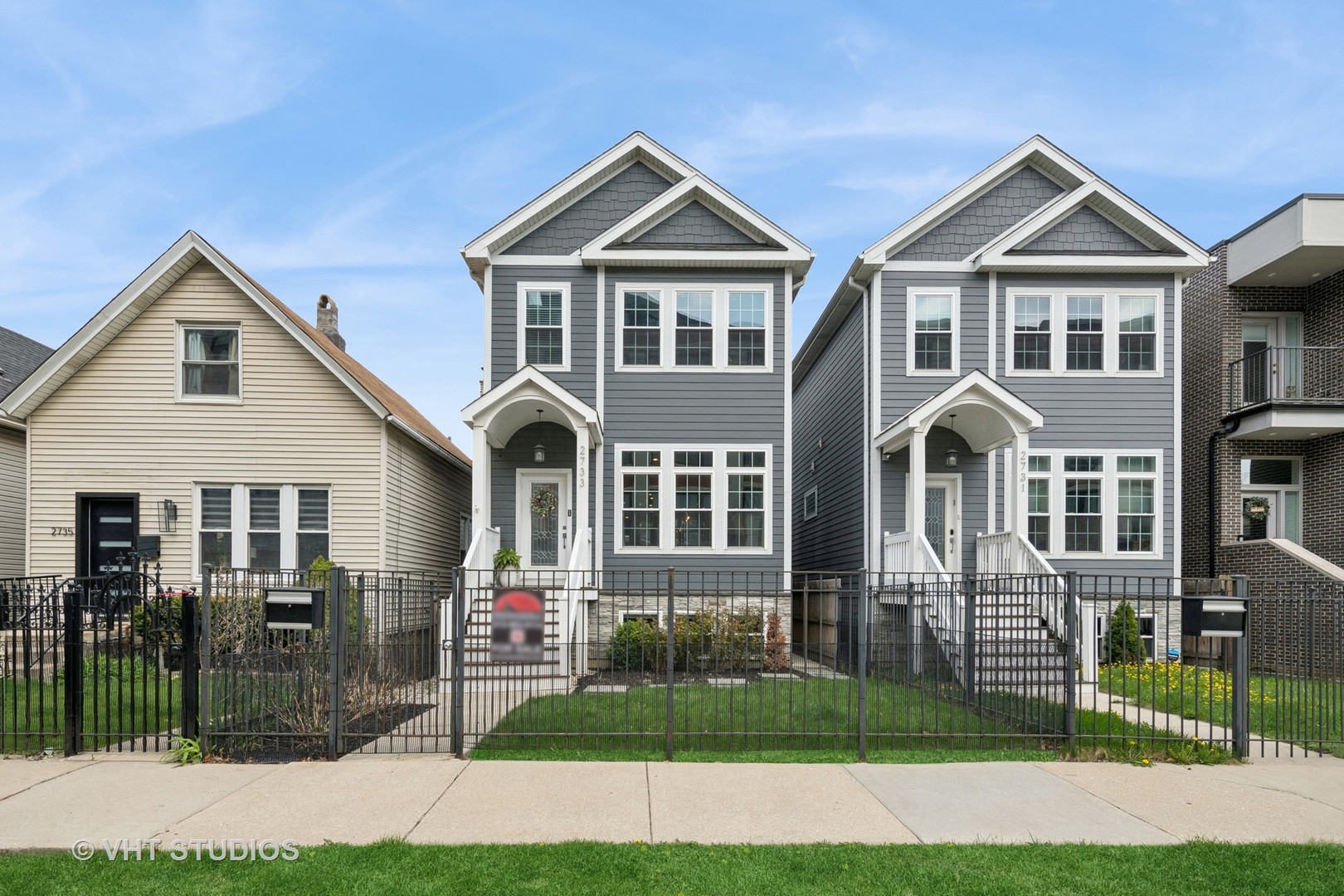 2733 N Maplewood Ave Property Photo 1