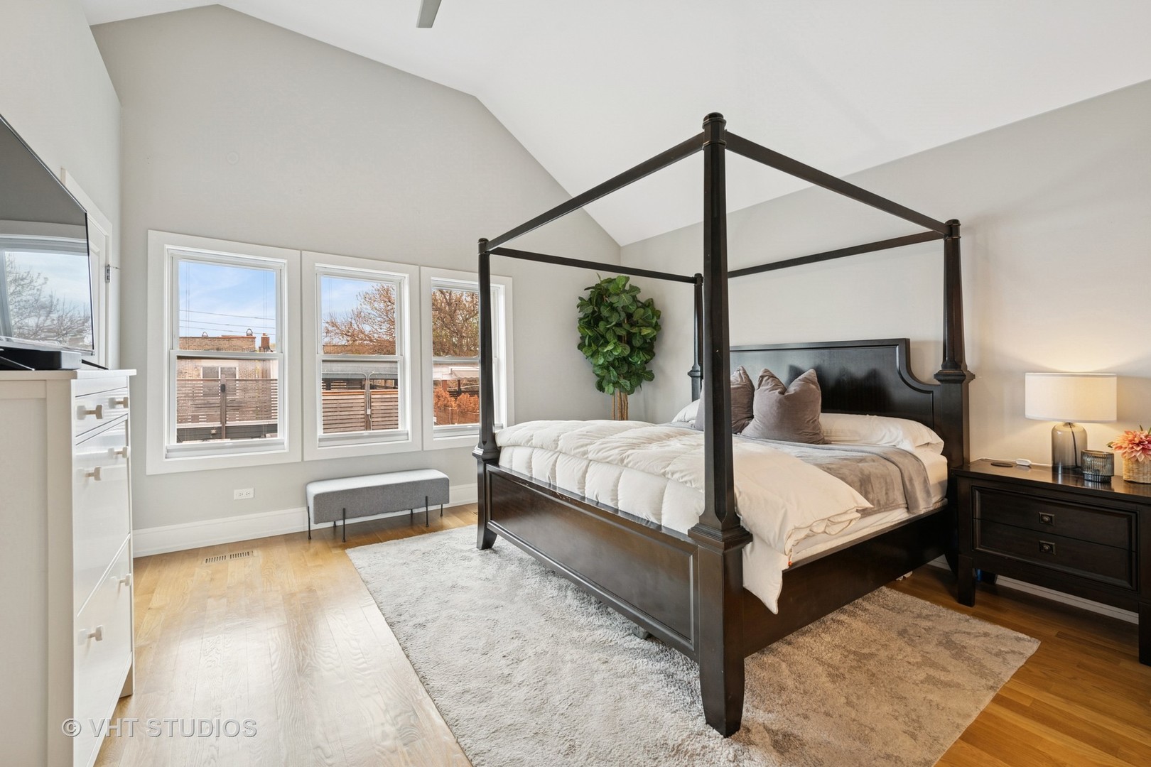 2733 N Maplewood Avenue Property Photo 6