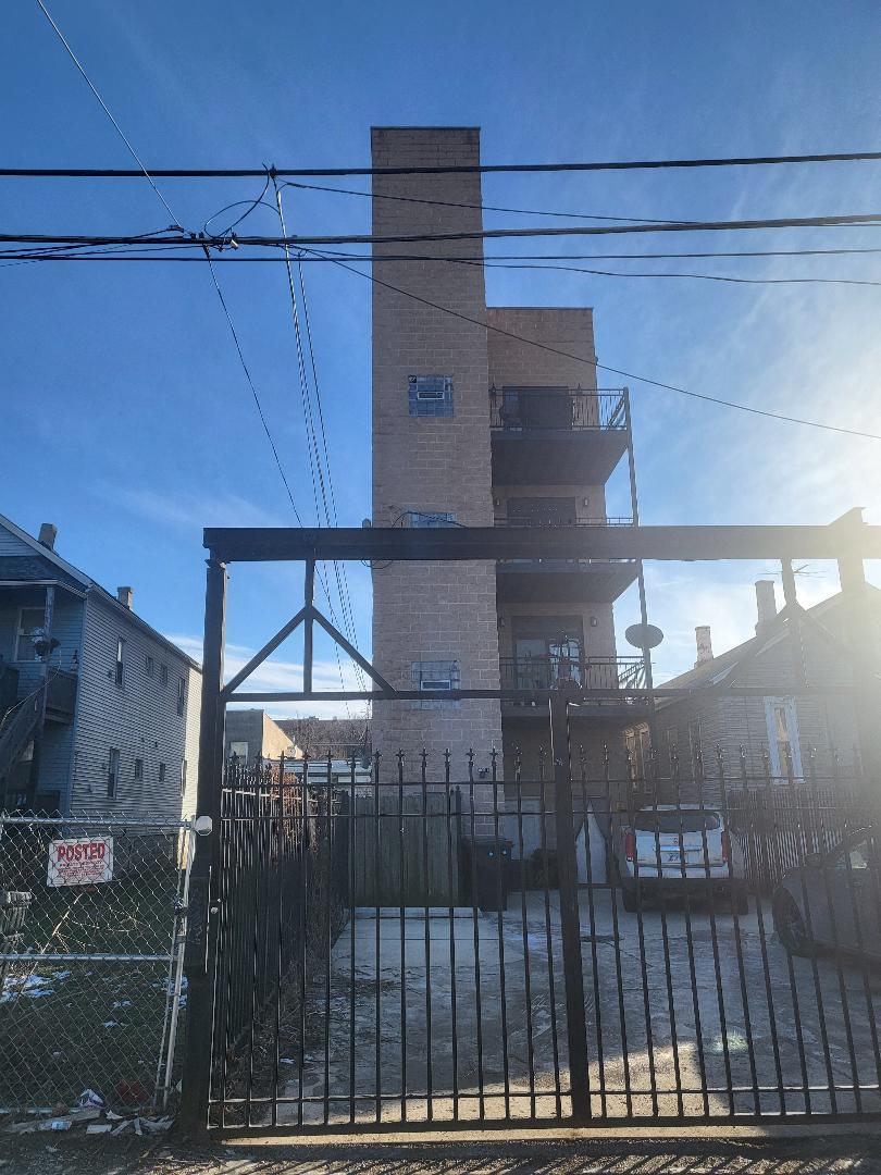 636 W 47th Street Property Photo 4
