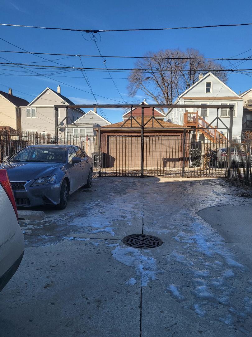 636 W 47th Street Property Photo 7
