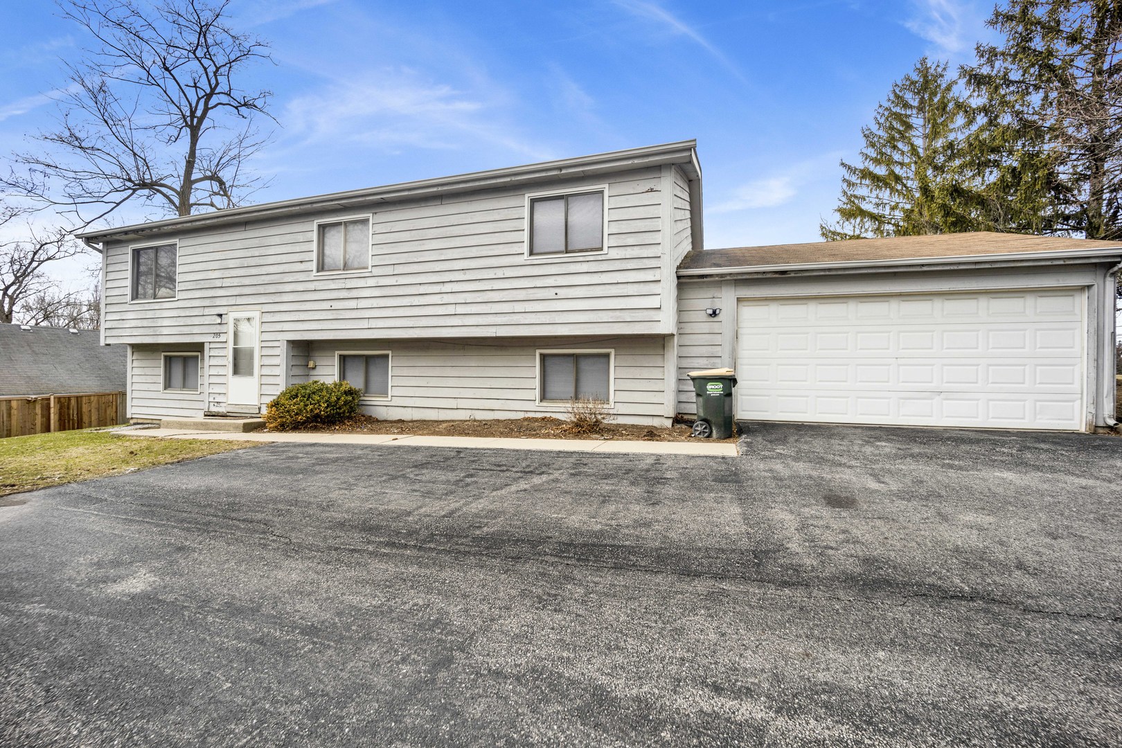 205 W Winchester Road Property Photo 1