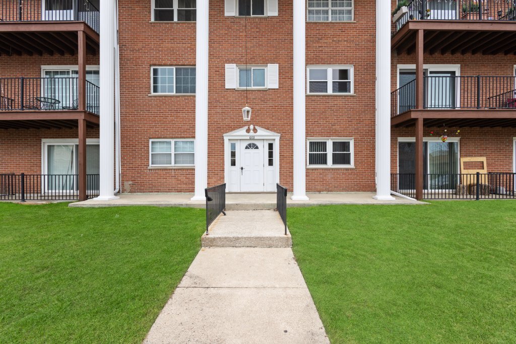 6101 W 94th Street A8 Property Photo 1