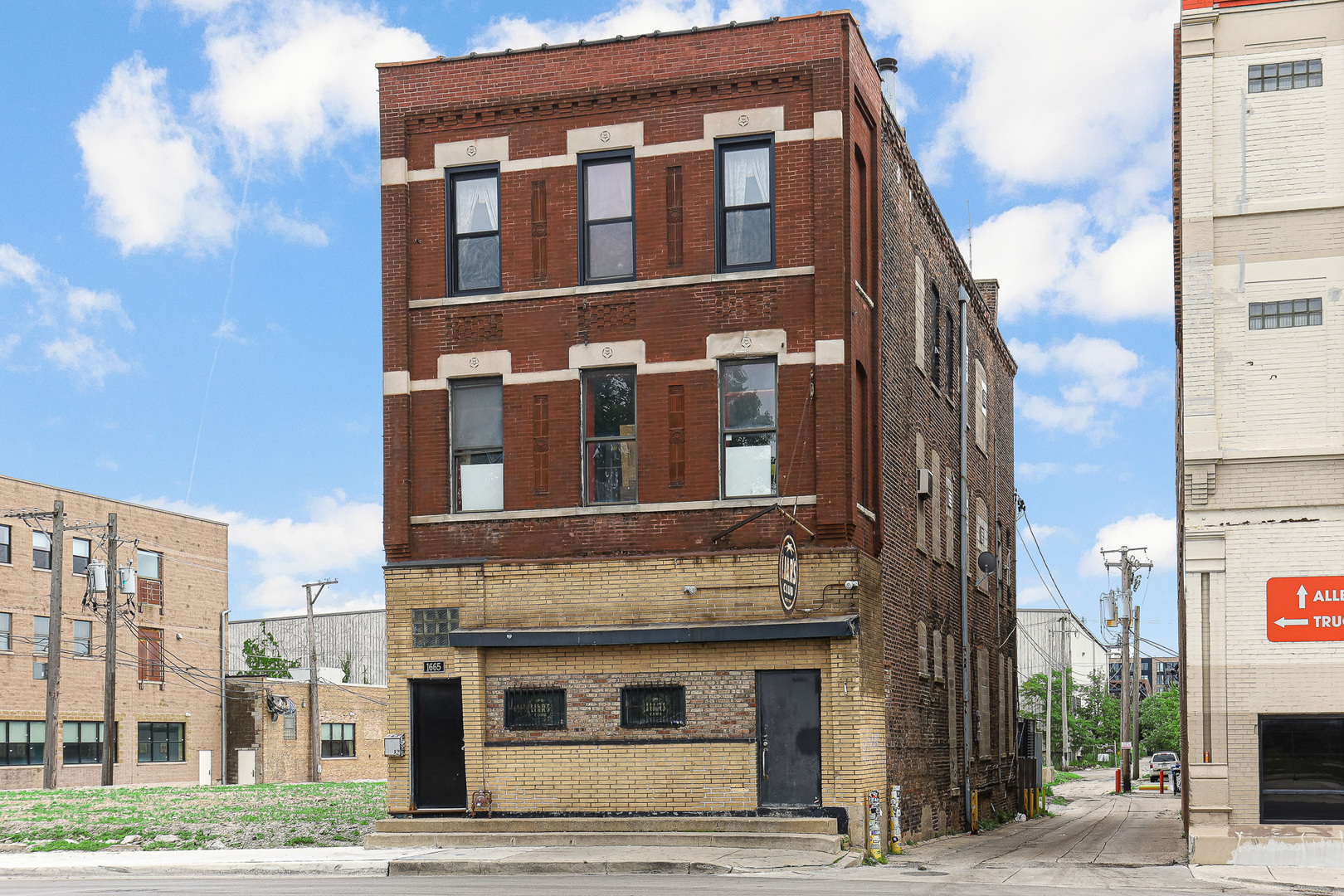 1665 W Fullerton Avenue Property Photo 1