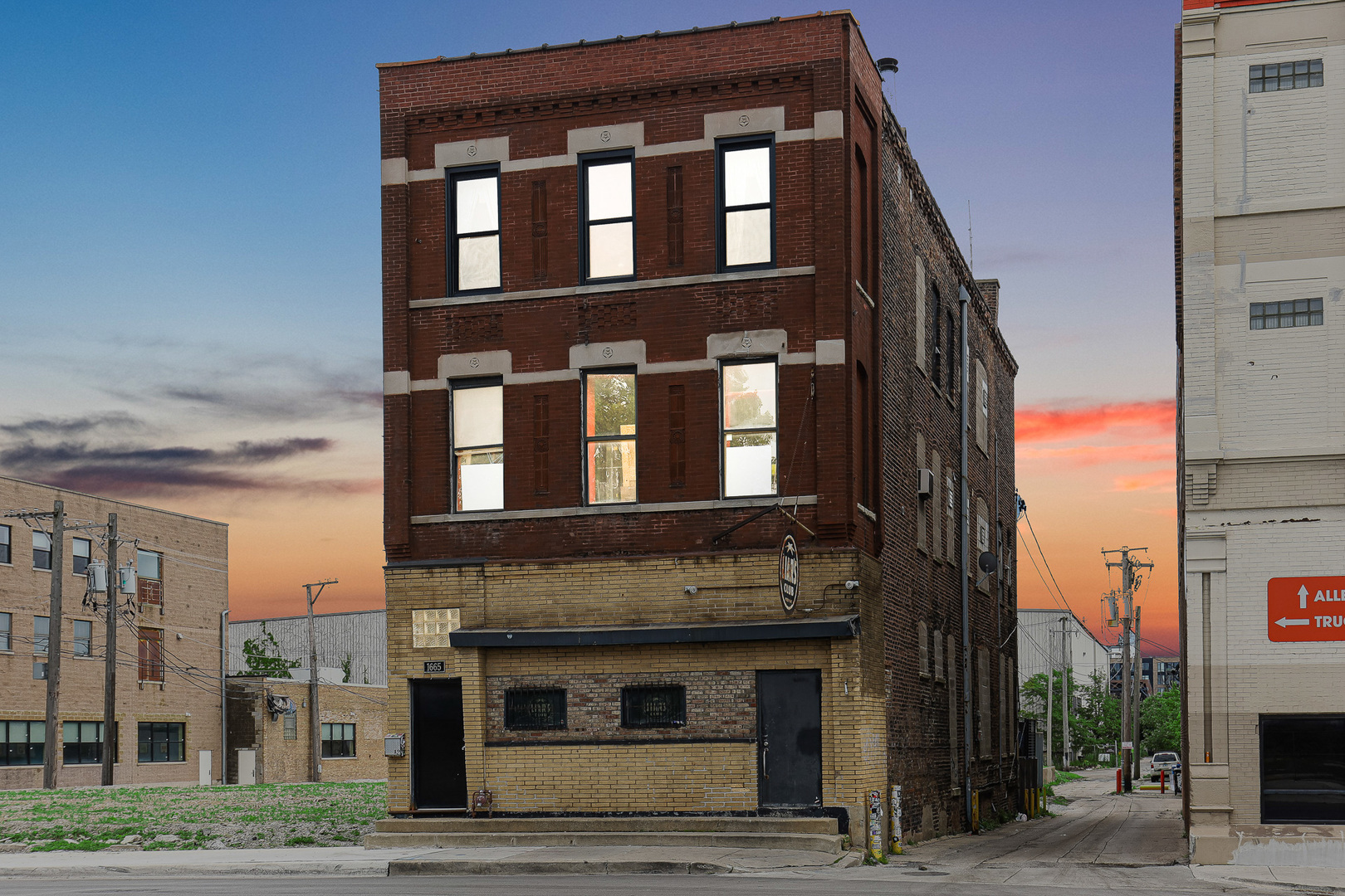 1665 W Fullerton Avenue Property Photo 2