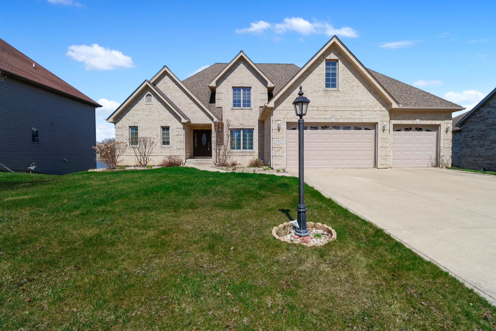 8910 Doubletree Drive Property Photo 1