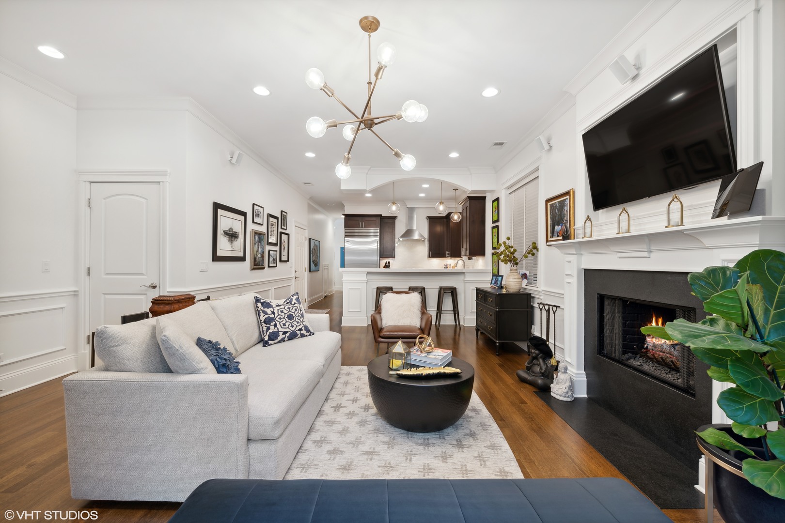 2715 N Kenmore Avenue 2 Property Photo 3