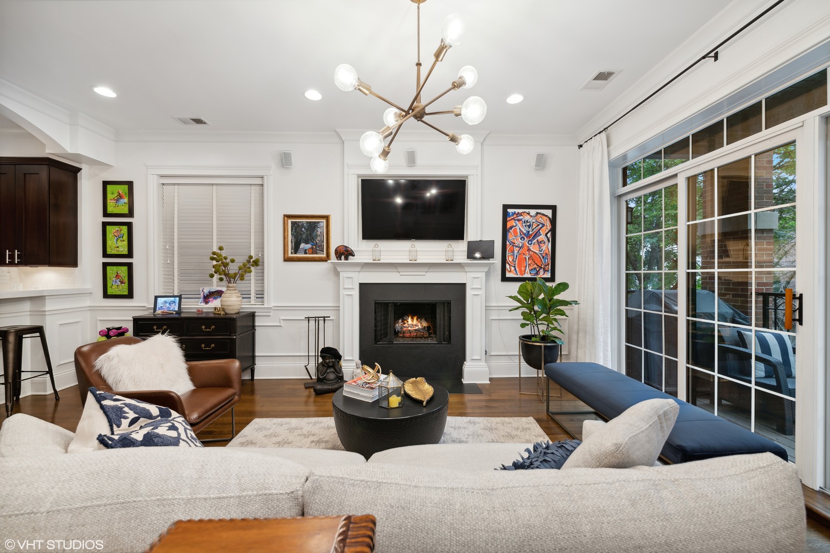 2715 N Kenmore Avenue 2 Property Photo 4