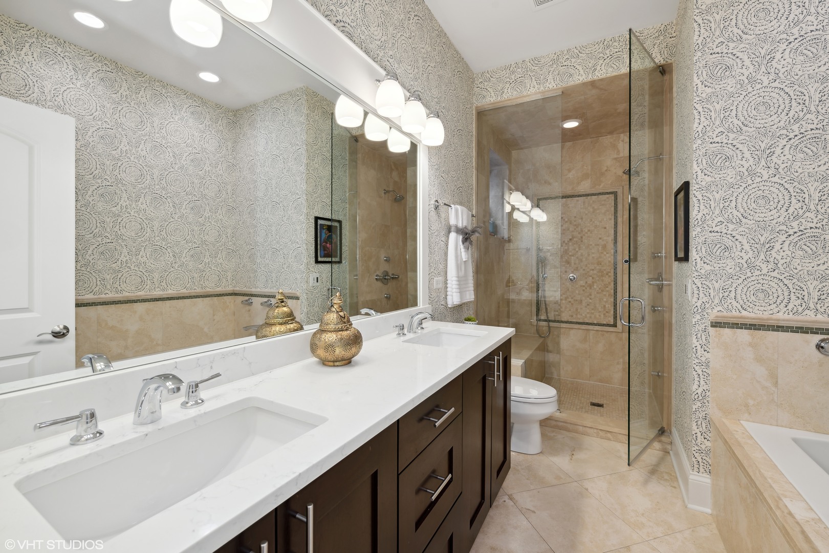 2715 N Kenmore Avenue 2 Property Photo 8