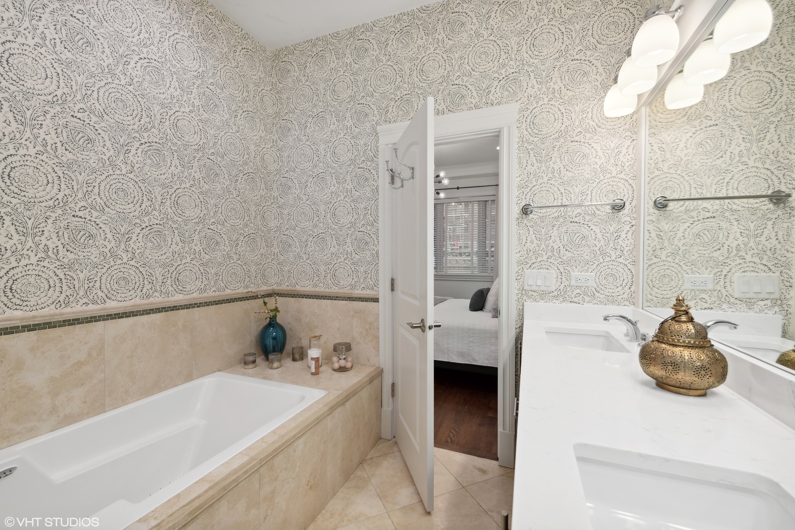 2715 N Kenmore Avenue 2 Property Photo 9