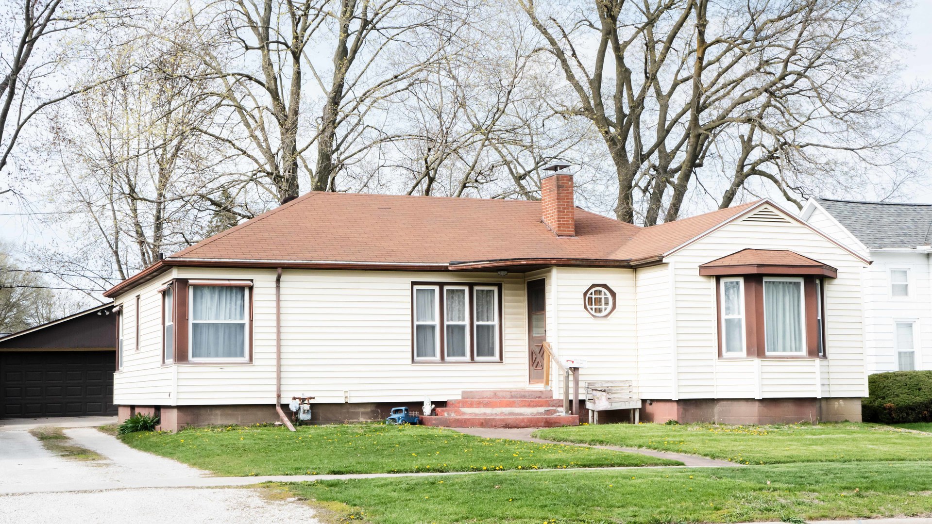 819 E Water Street Property Photo 1