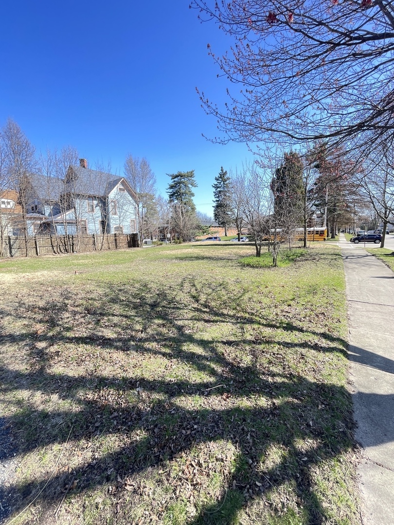 552 E Chicago Street Property Photo 4