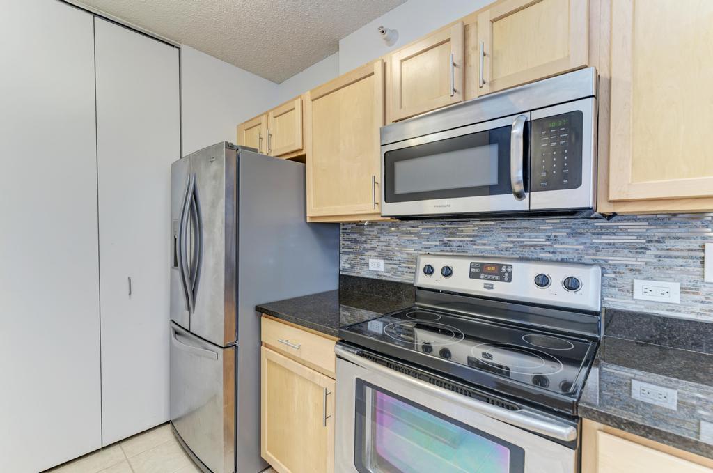 222 N Columbus Drive 606 Property Photo 7