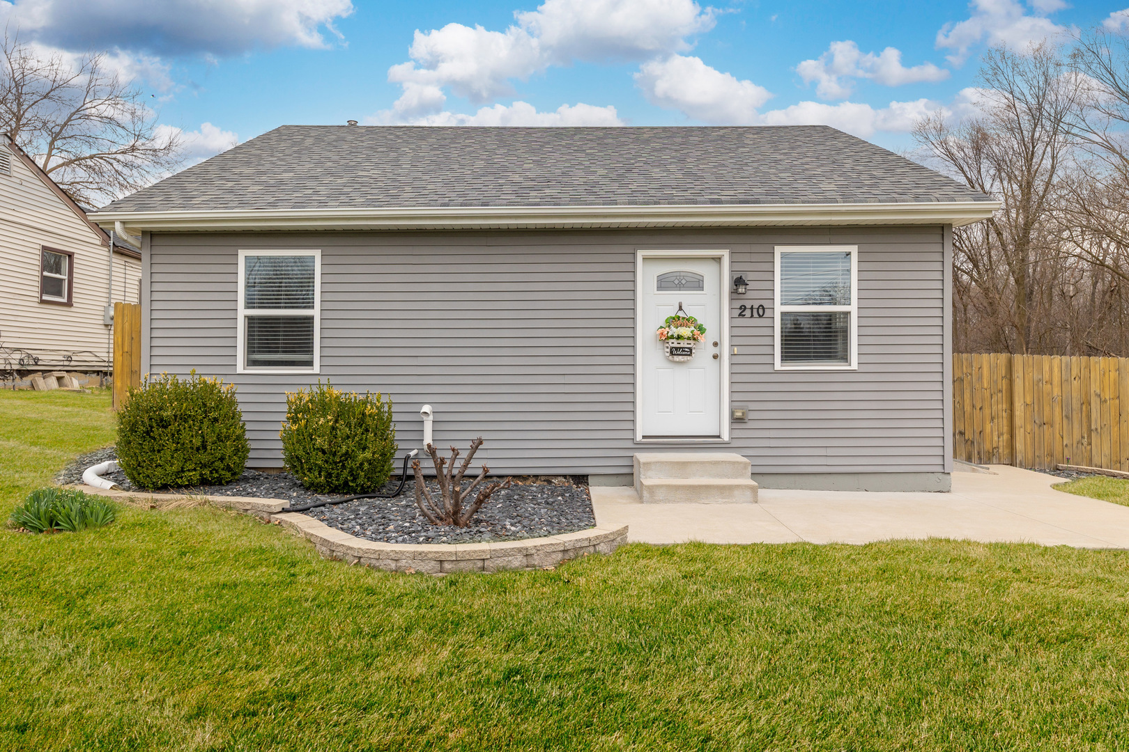 210 S Farnsworth Avenue Property Photo