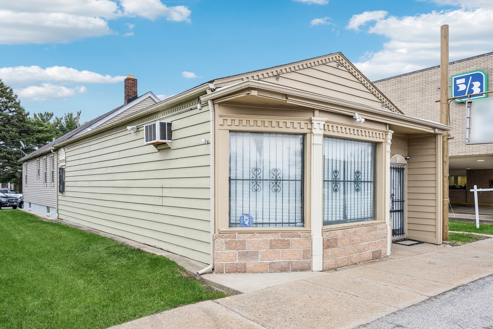 915 Burnham Avenue Property Photo 3