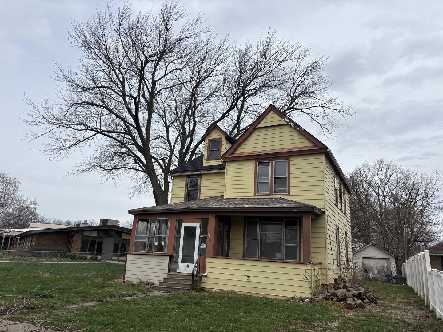 316 E Mazon Avenue Property Photo