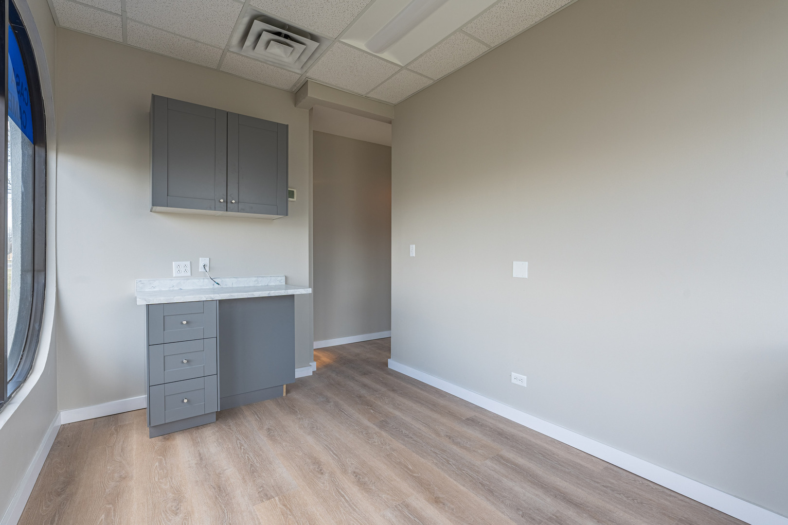 2633 Mannheim Road Property Photo 14