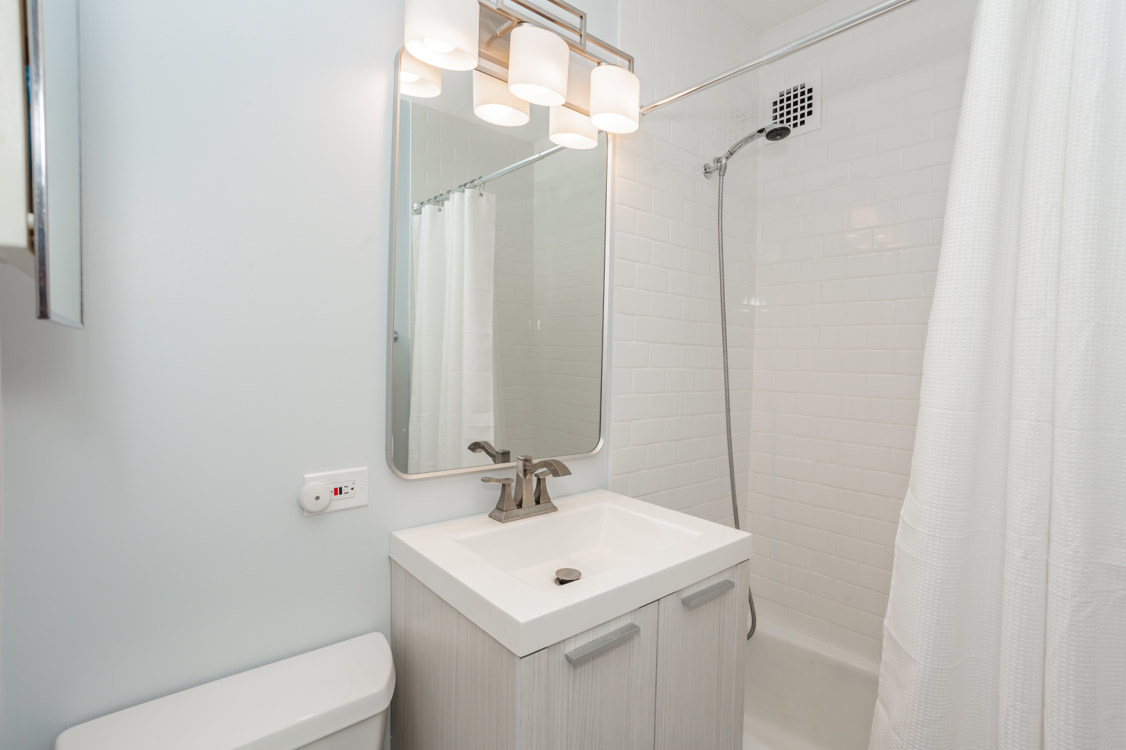 880 N Lake Shore Drive 17d Property Photo 7