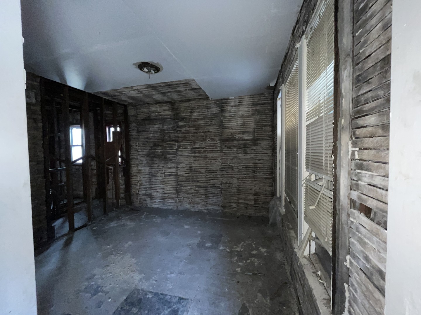 1635 S Kedvale Ave Property Photo 4