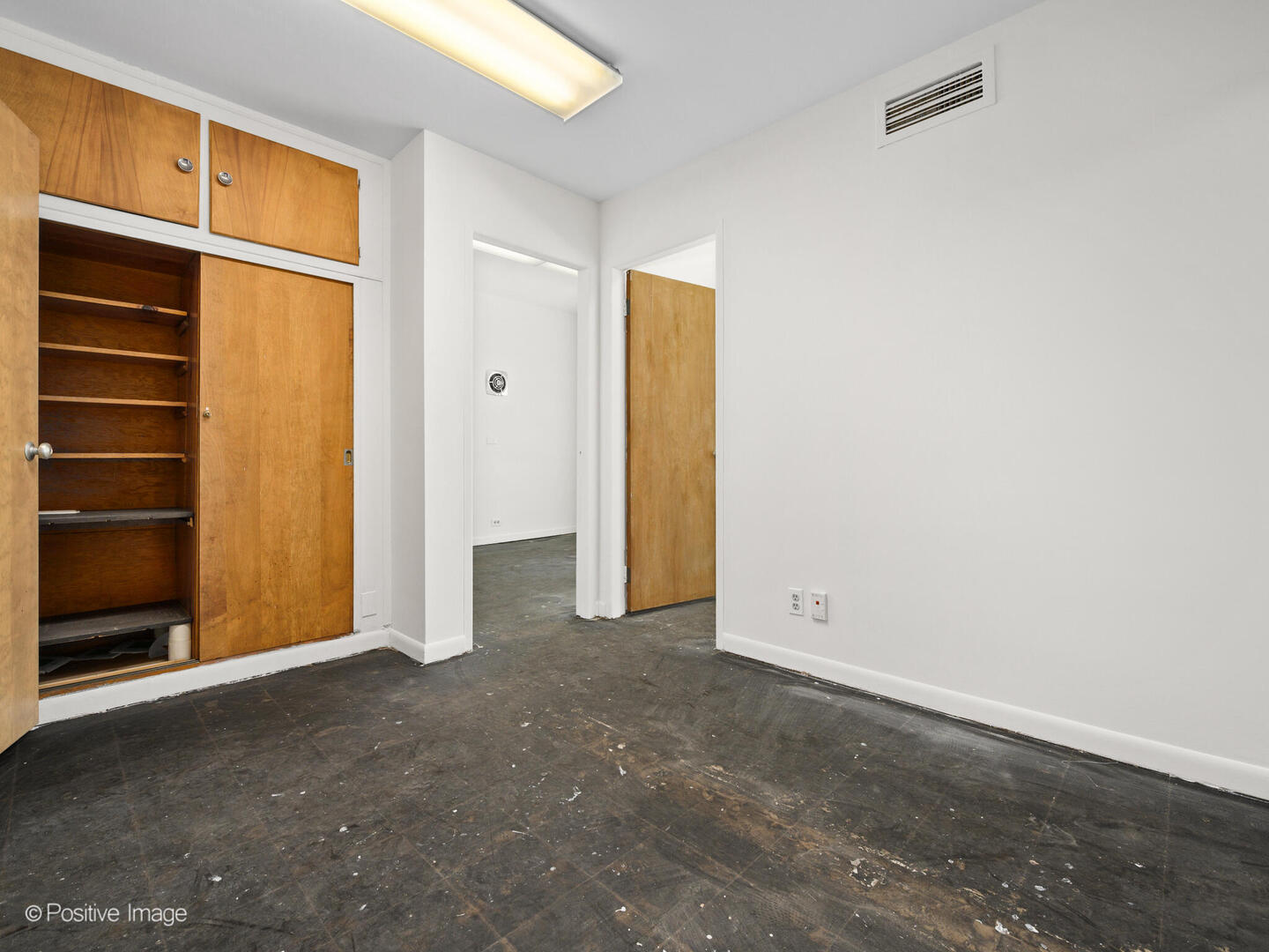 5365 W Devon Avenue Property Photo 24