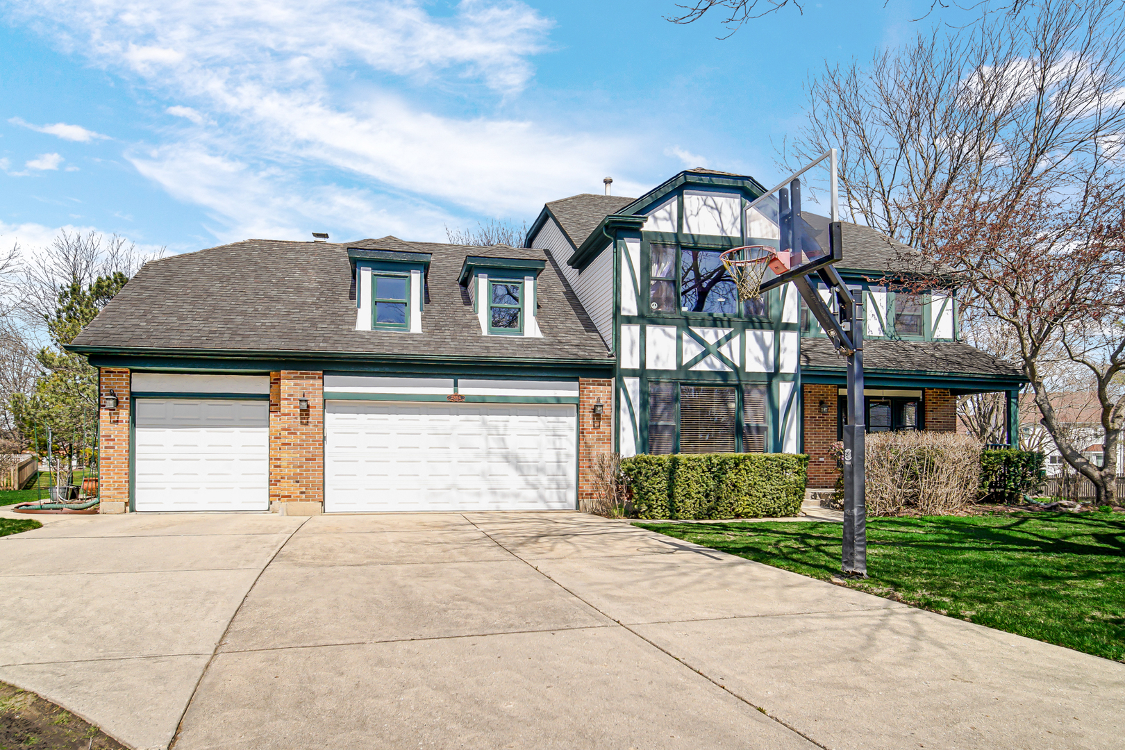 2894 Whispering Oaks Court Property Photo
