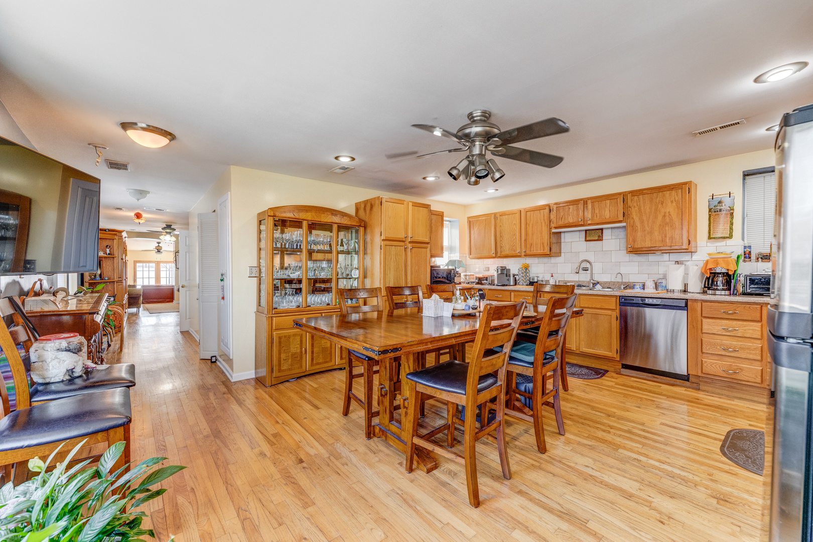 3827 S Archer Avenue Property Photo 2