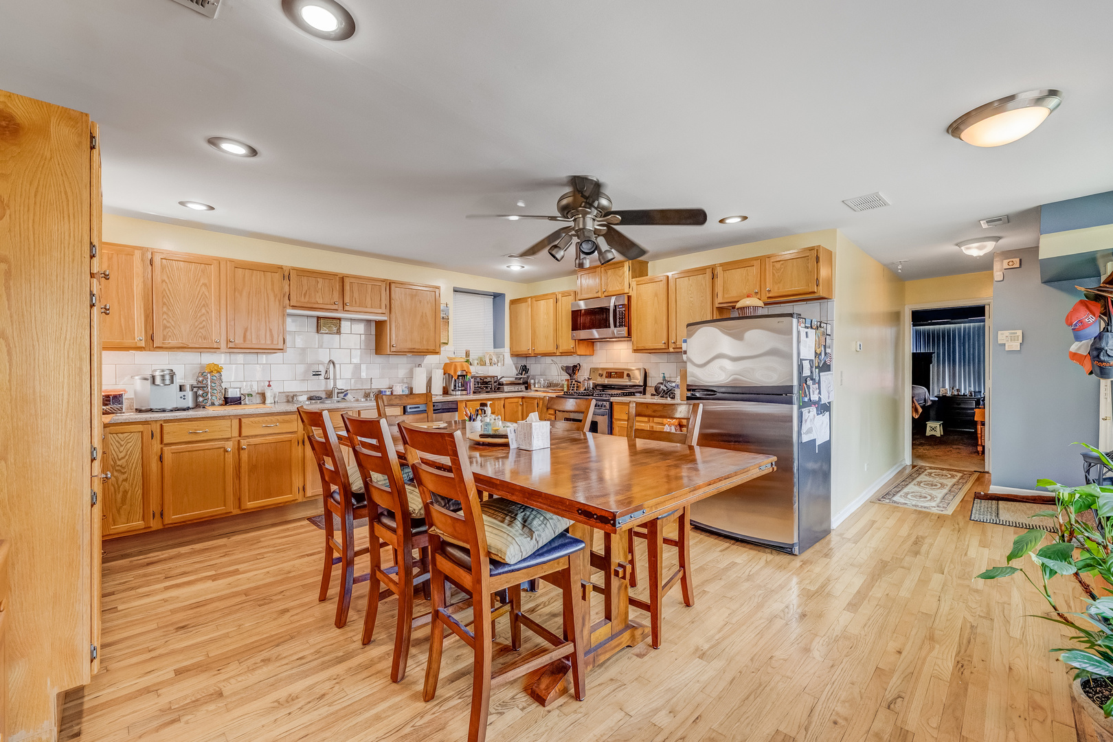 3827 S Archer Avenue Property Photo 4