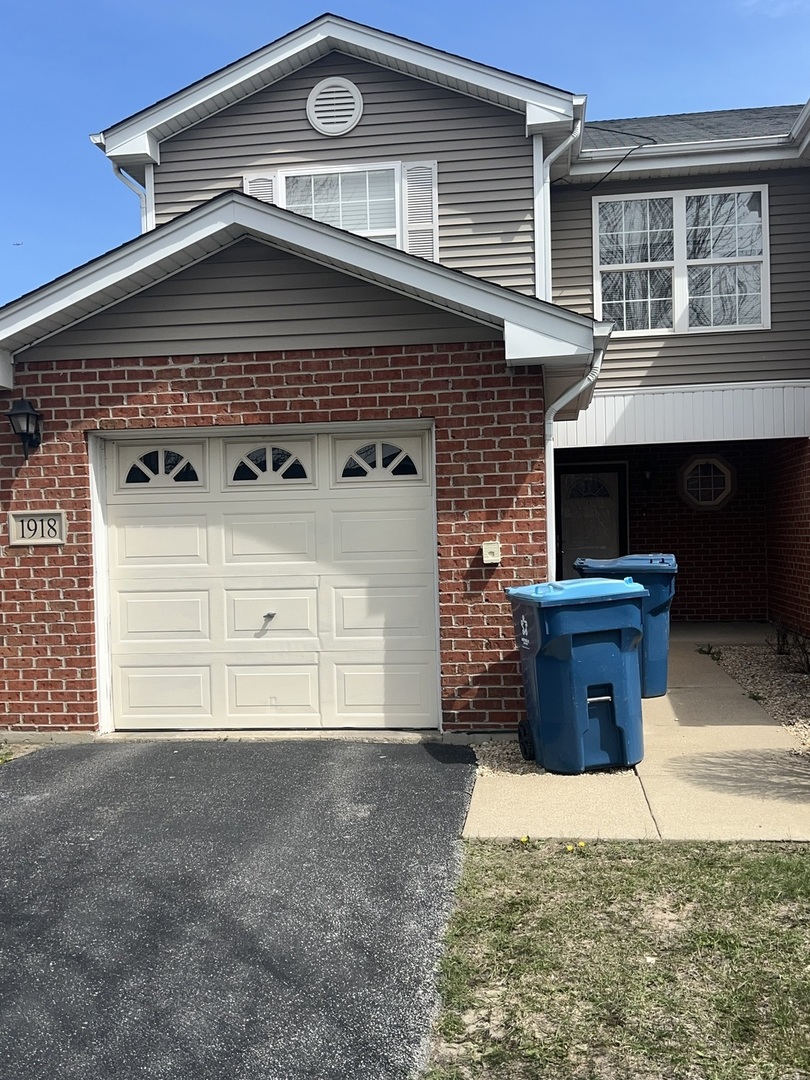 1918 Stonegate Drive Property Photo 2