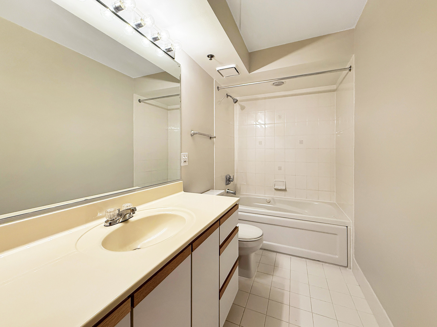 7120 N Milwaukee Avenue 305 Property Photo 27
