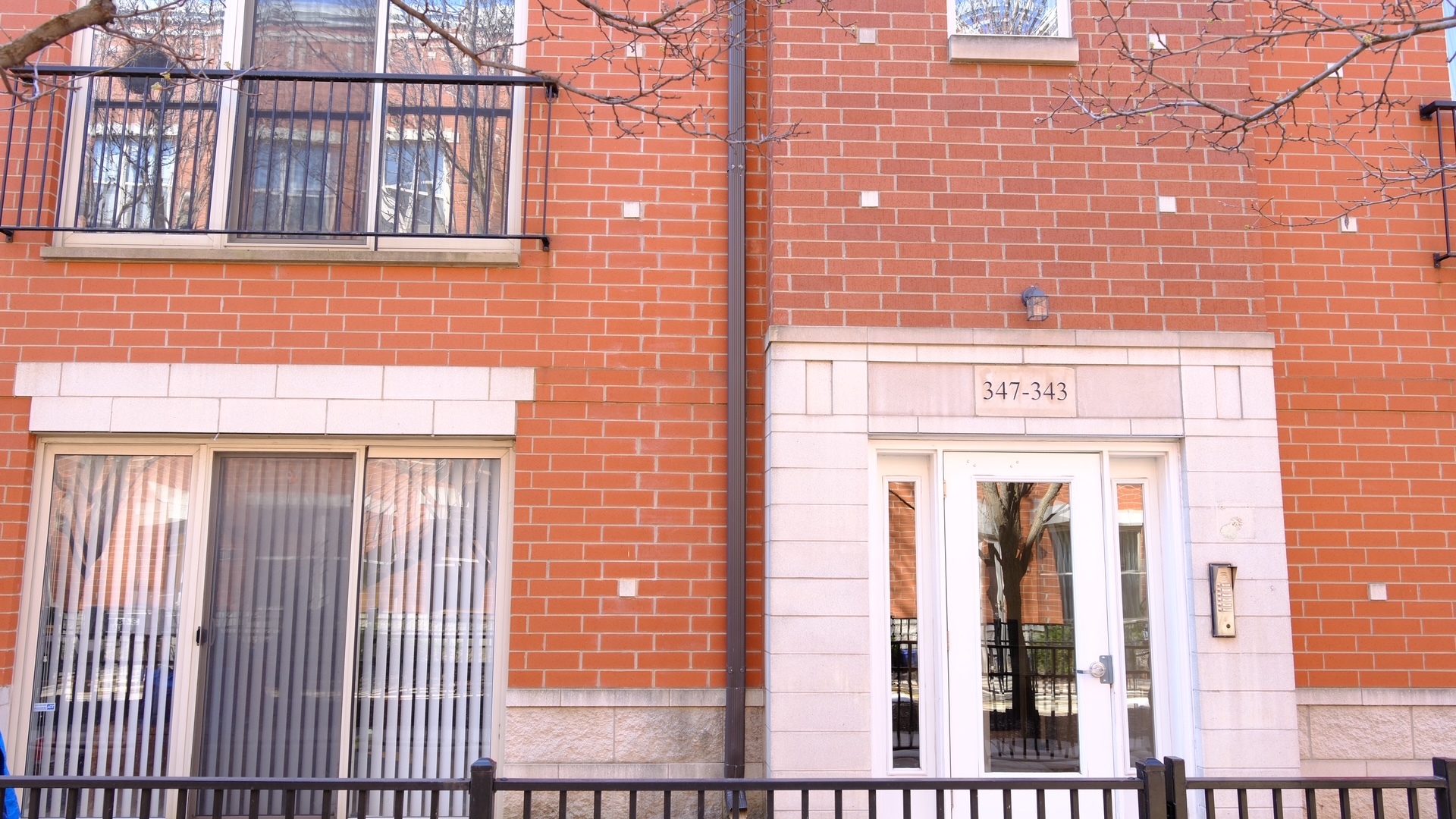 347 E 25th Place 19-b Property Photo 1