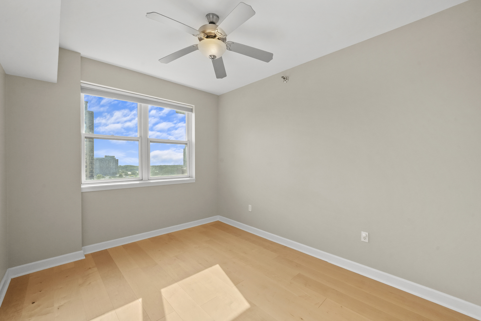 5 E 14th Place 1401 Property Photo 25