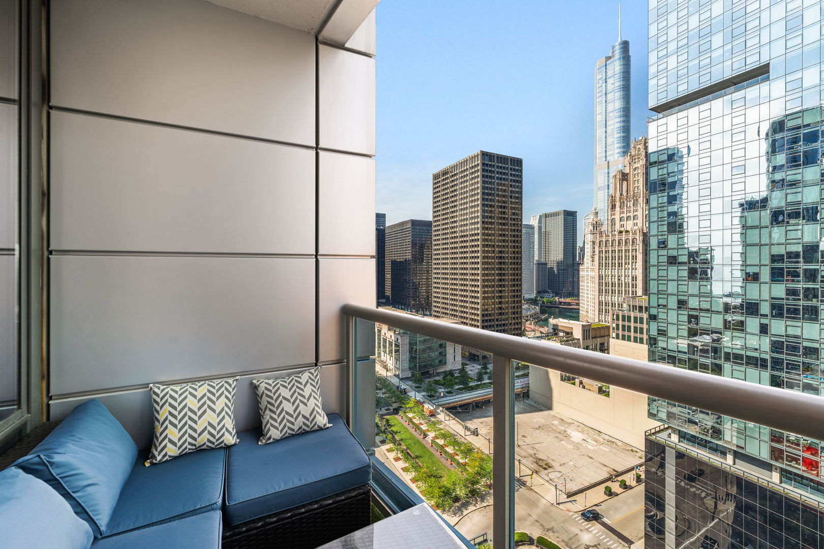 240 E Illinois Street 1802 Property Photo 10