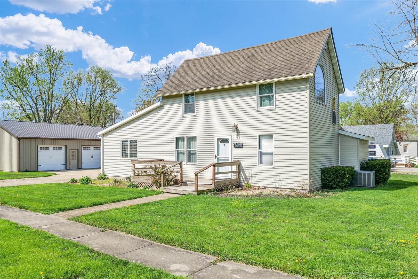209 N Vermilion Avenue Property Photo