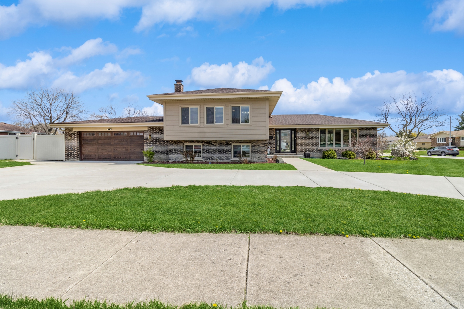 705 N Plamondon Drive Property Photo