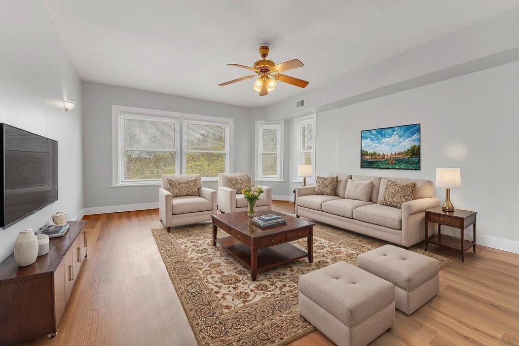 8012 S Essex Avenue 3s Property Photo 2