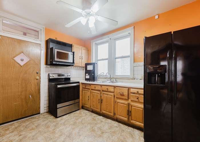 8642 S Euclid Avenue Property Photo 3