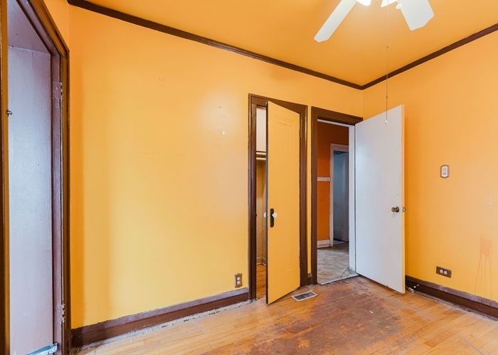 8642 S Euclid Avenue Property Photo 6