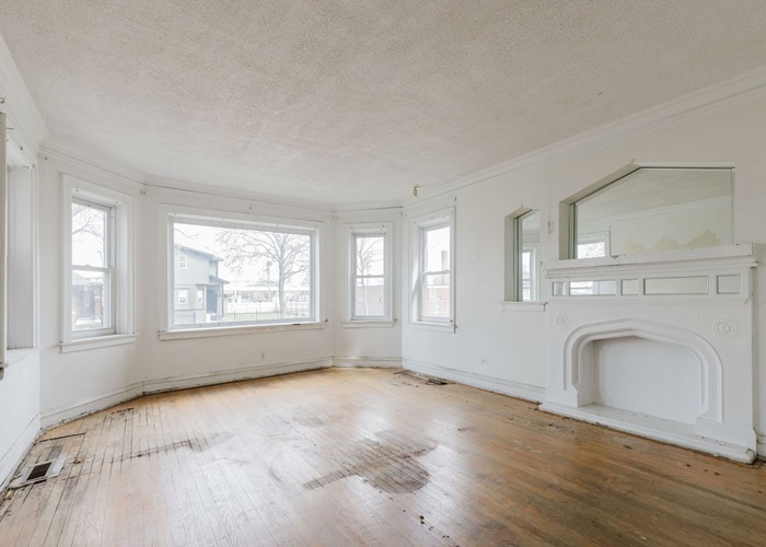 8642 S Euclid Avenue Property Photo 9