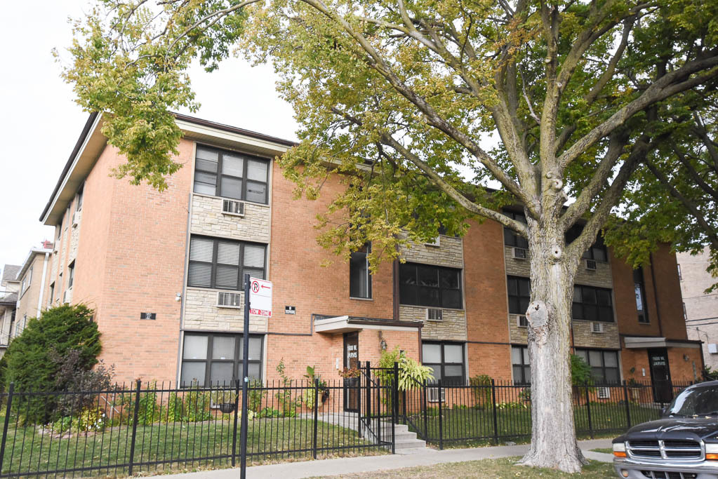 1600 W Jarvis Avenue 3b Property Photo