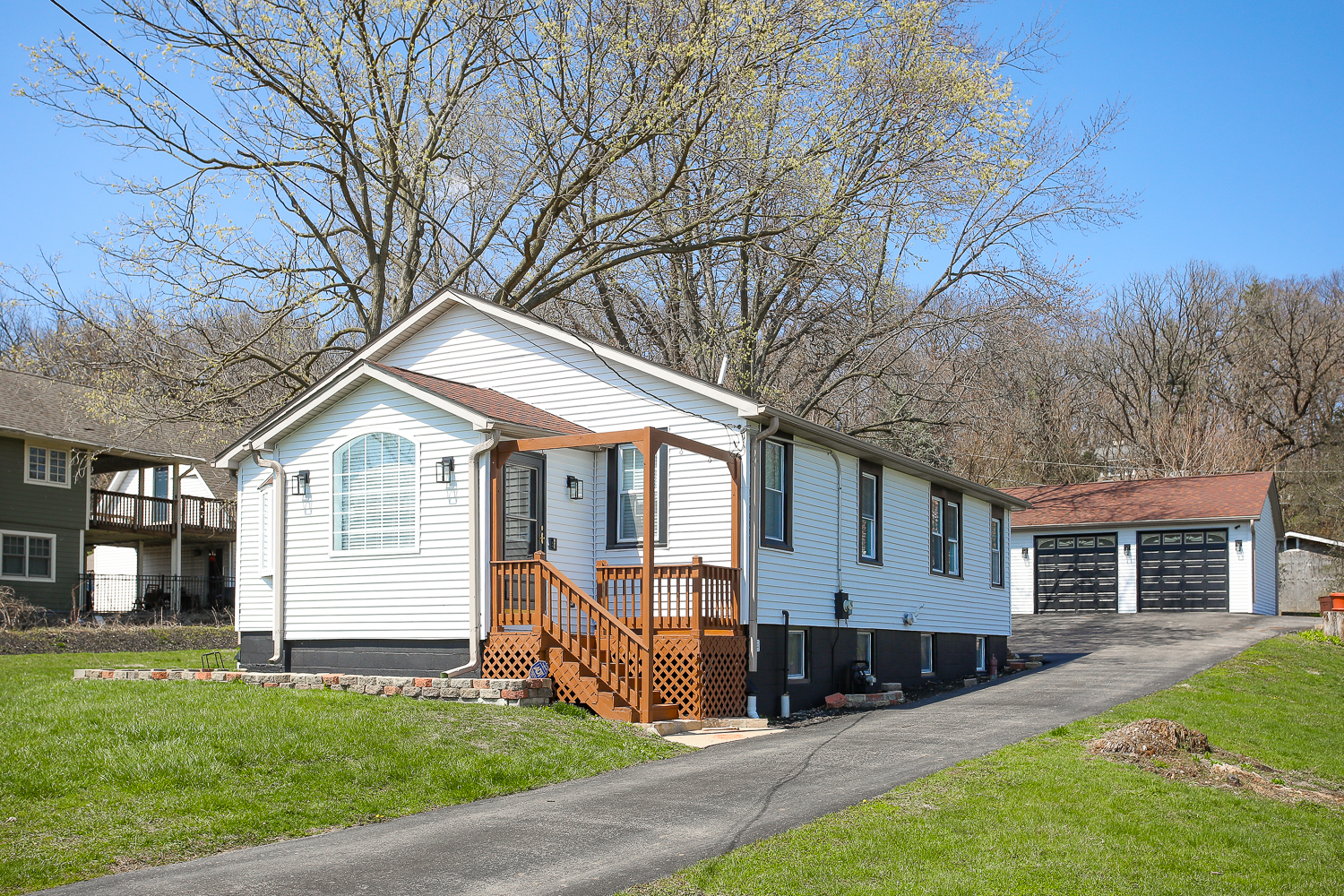 19w640 Bluff Road Property Photo