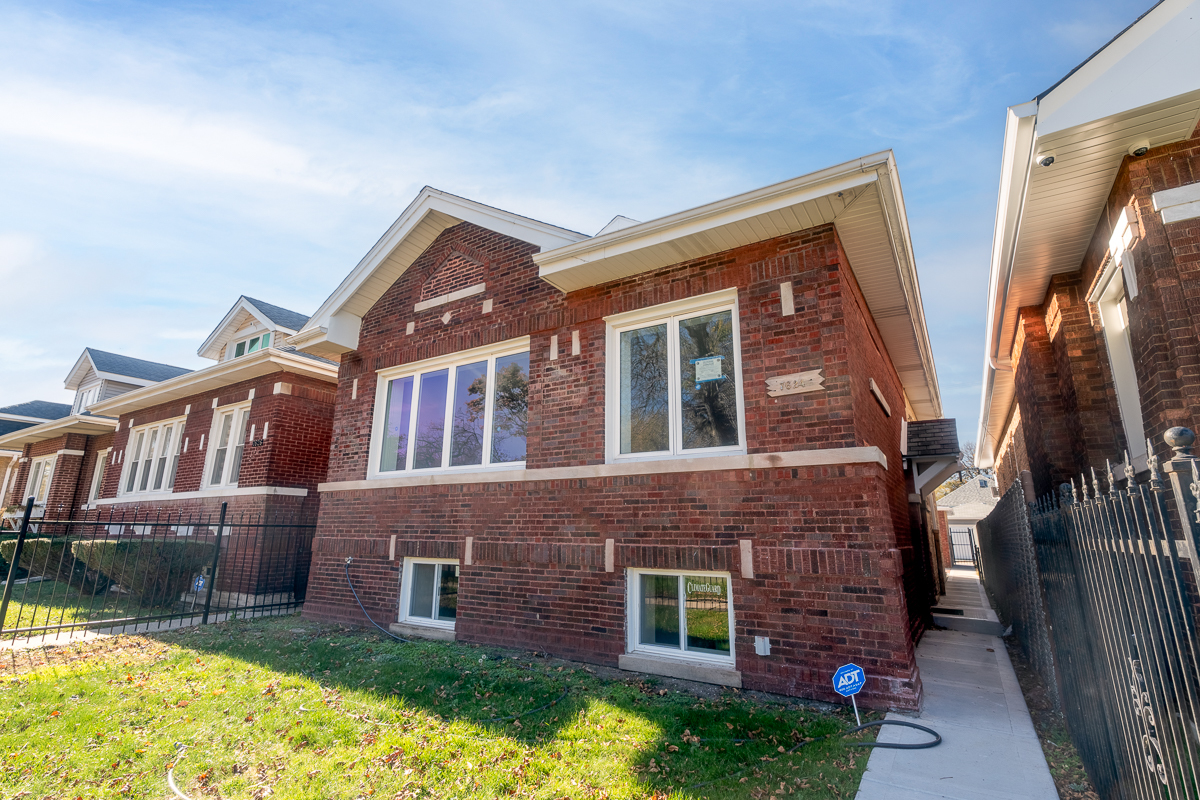 7624 S Paxton Avenue Property Photo