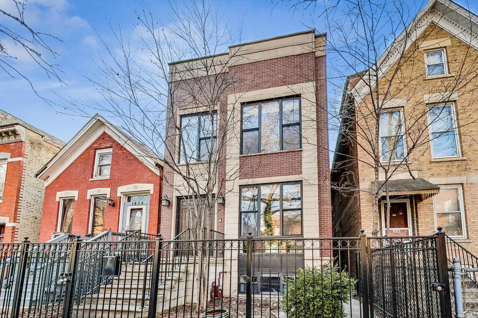 1654 N Oakley Avenue Property Photo
