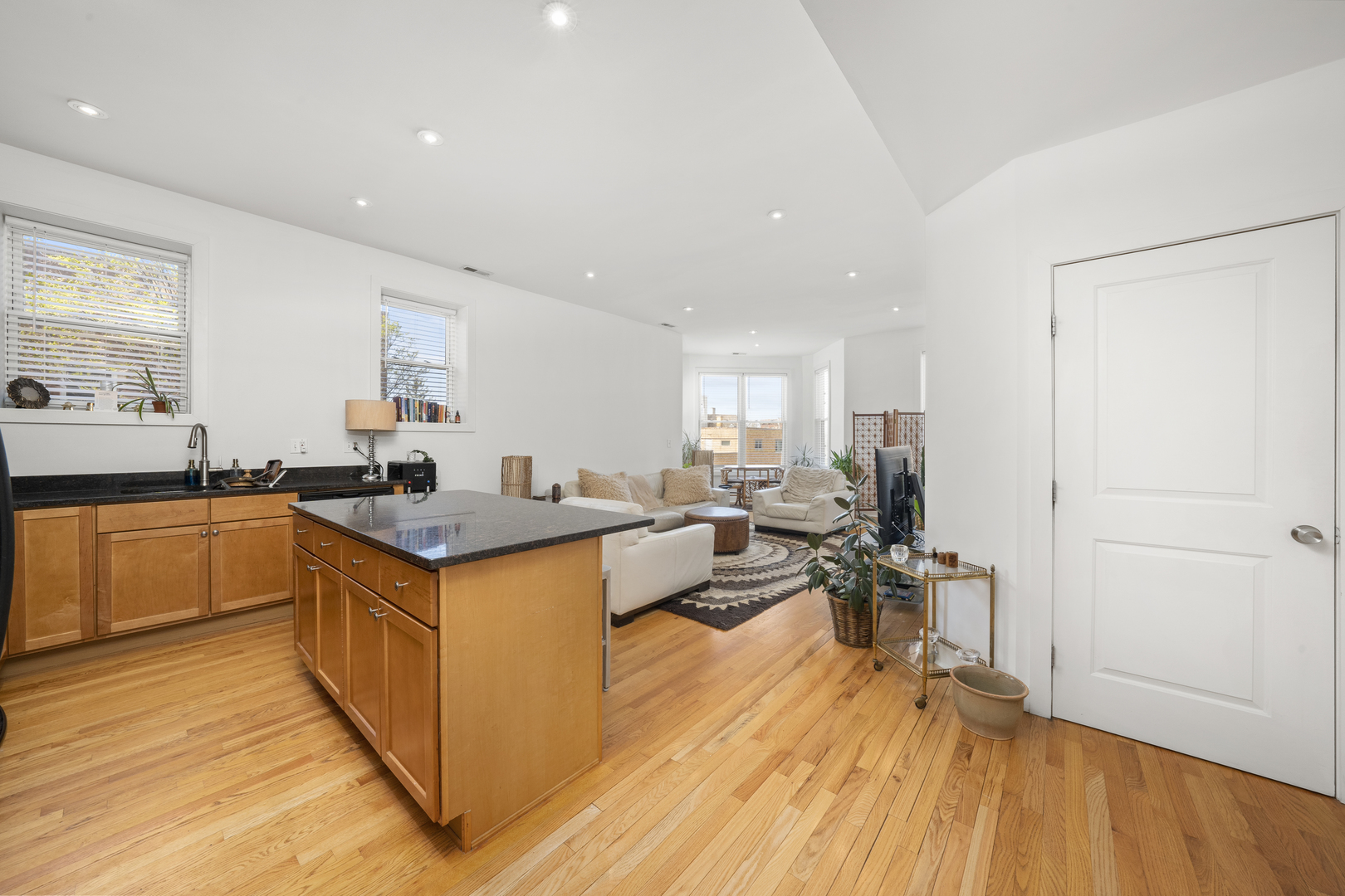 2459 W Augusta Boulevard Property Photo 7