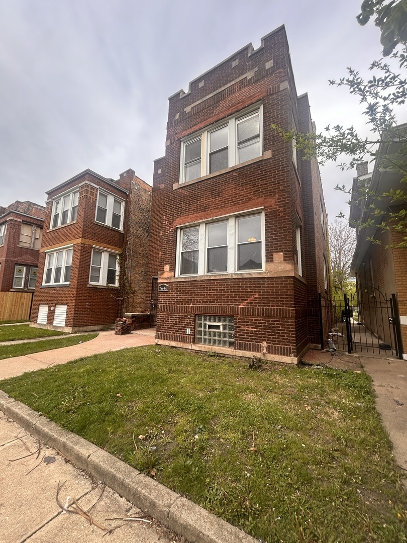 7646 S May Street Property Photo 2