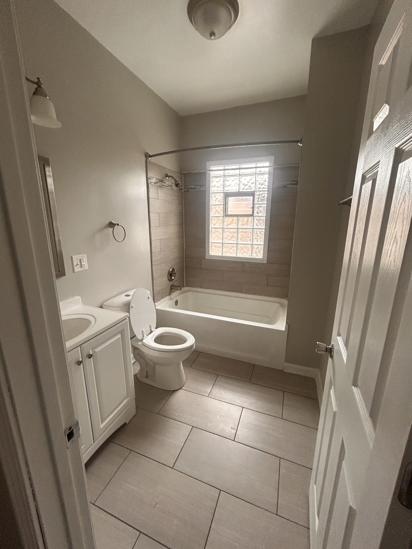 7646 S May Street Property Photo 14