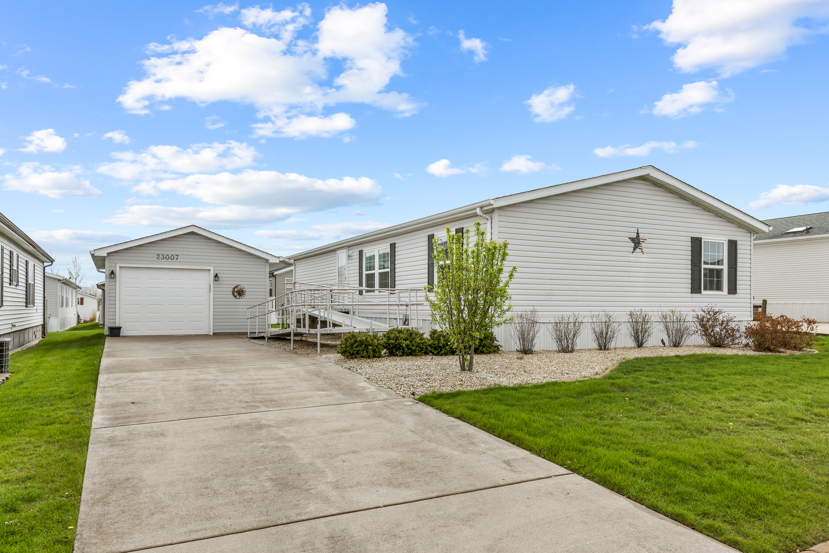 23007 S Balmoral Dr Property Photo 1