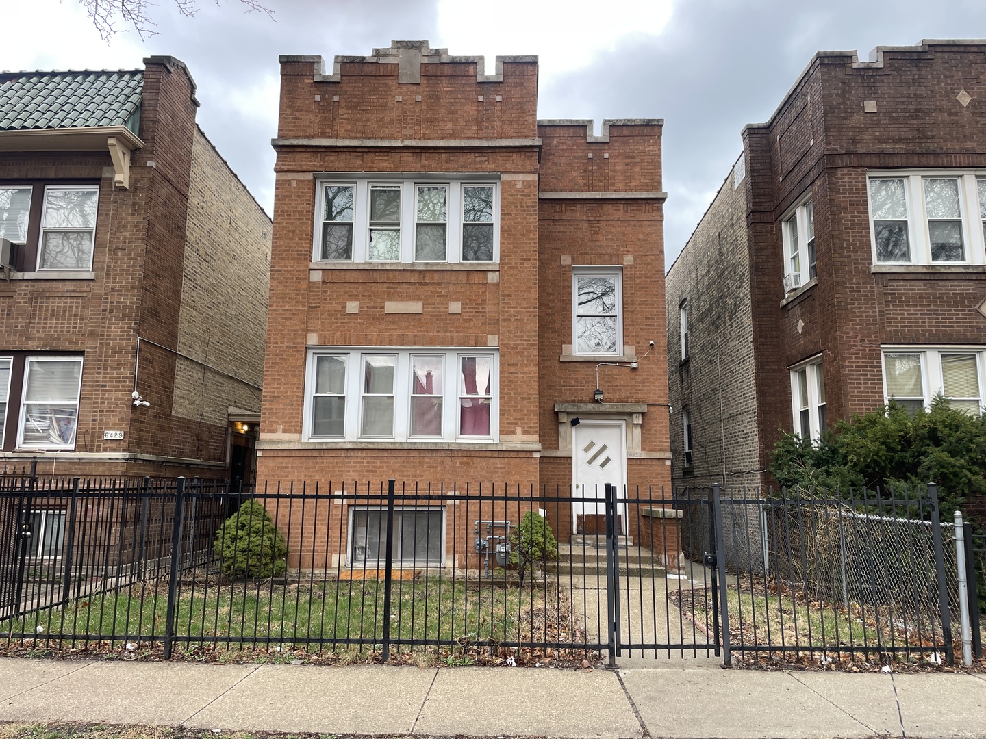 6425 N Oakley Avenue Property Photo