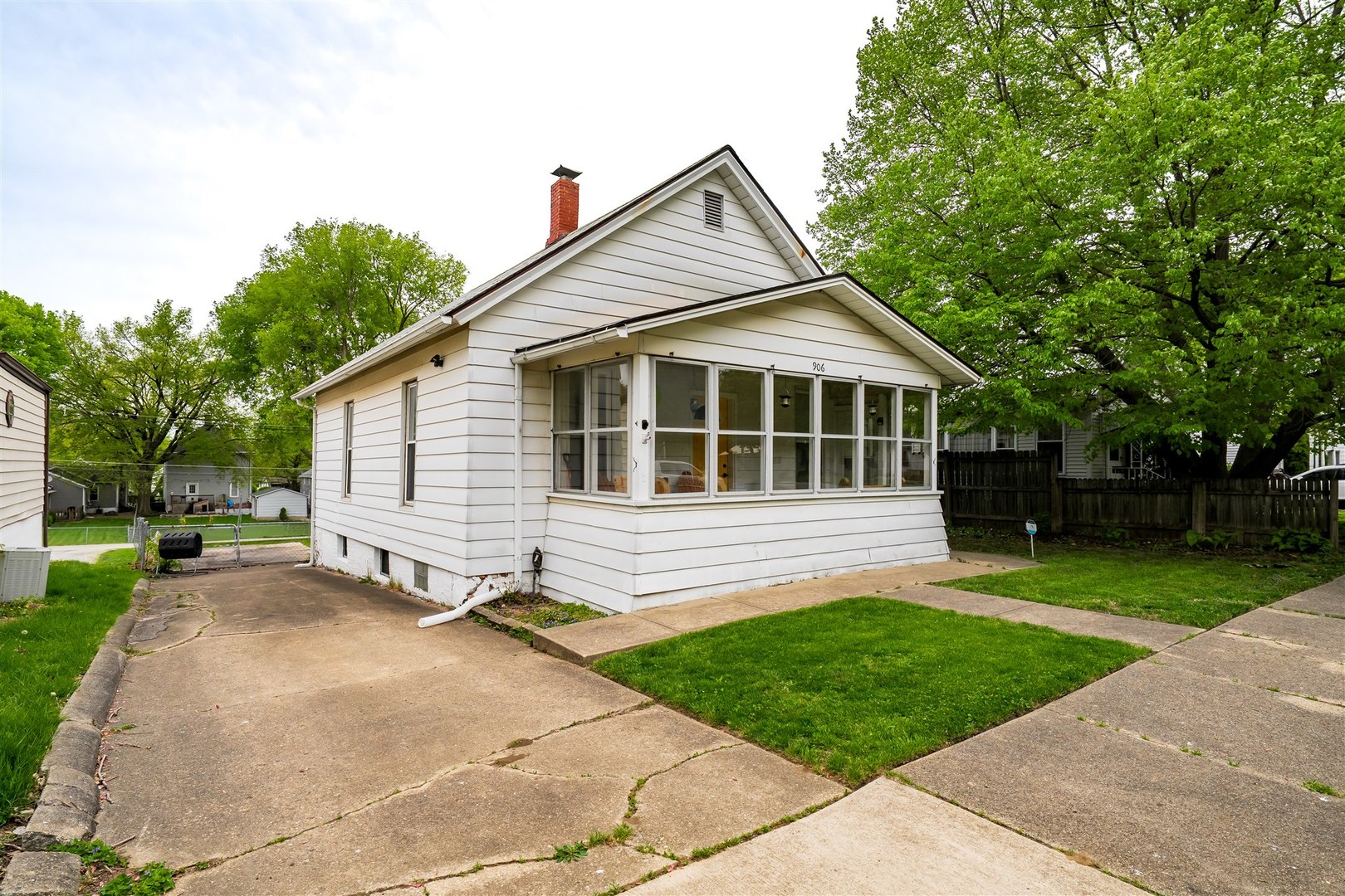 906 E Chestnut Street Property Photo 1