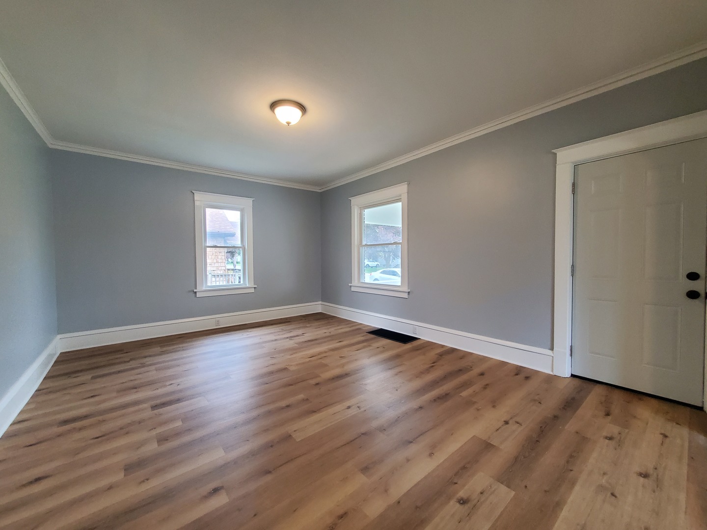 811 E 12th Street Property Photo 2