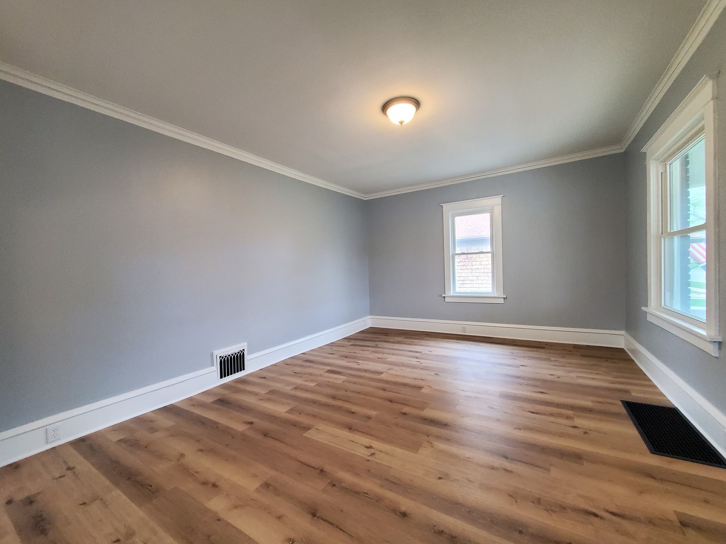 811 E 12th Street Property Photo 3