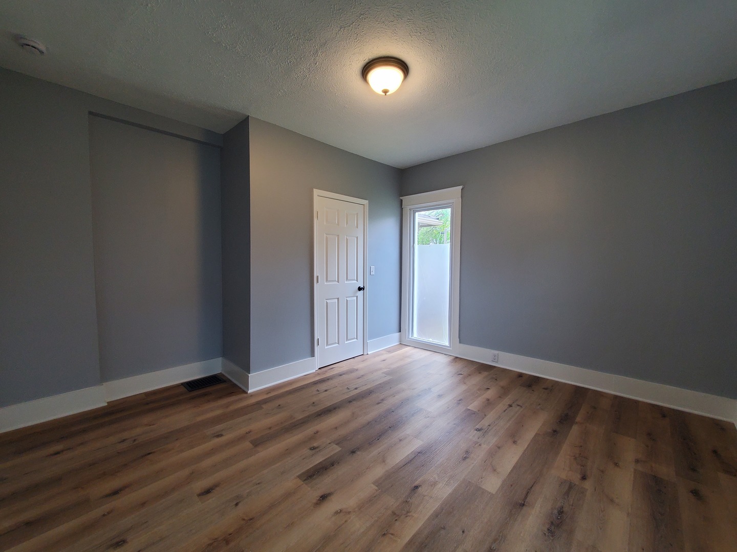 811 E 12th Street Property Photo 9